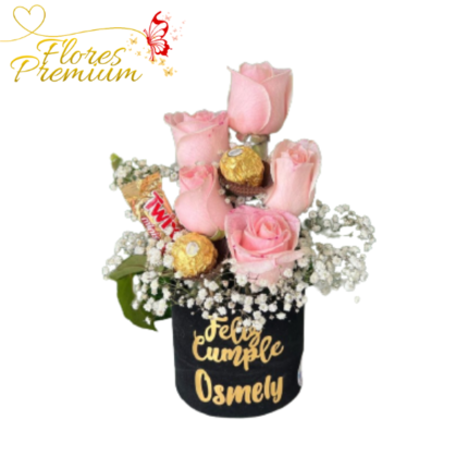 BOX PERSONALIZADO 5 ROSAS, FOLLAJE, 2 BOMBONES FERREROS Y CHOCOLATE IMPORTADO