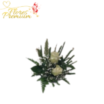 CENTRO DE MESA CON 2 ROSAS Y FOLLAJE