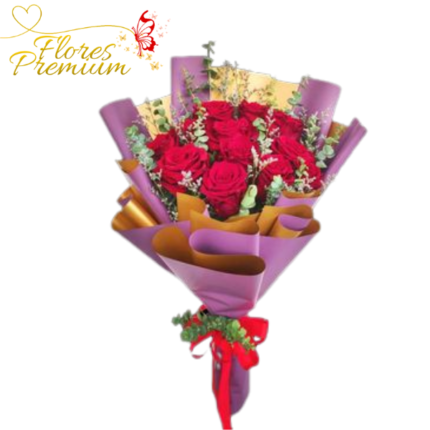 RAMO DE 18 ROSAS IMPORTADAS, FOLLAJE Y ENVOLTURA