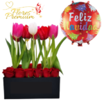ARREGLO DE 12 ROSAS Y 10 TULIPANES + GLOBO NAVIDEÑO
