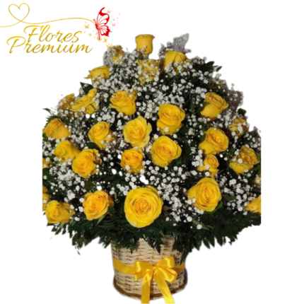 CANASTA DE 35 ROSAS ECUATORIANAS, GYPSOPHILA Y FOLLAJE