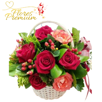 CANASTA DE 8 ROSAS IMPORTADAS Y FOLLAJE