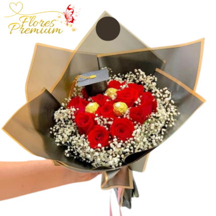 RAMO BUCHON 12 ROSAS, 3 BOMBONES, GYPSOPHILA (GORRO GRADUACION O CORONA)