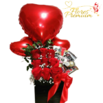CAJA DE ROSAS EN ESCALA DULCES Y GLOBOS