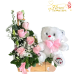 ARREGLO DE 6 ROSAS, FOLLAJE Y PELUCHE DE 20CM