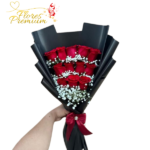 RAMO LINEAL DE 12 ROSAS Y GYPSOPHILA