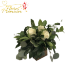 CENTRO DE MESA DE 3 ROSAS Y FOLLAJE