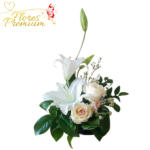 CENTRO DE MESA DE 2 ROSAS, 2 LILIUM Y FOLLAJE