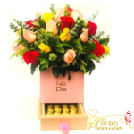 CAJA CUADRADA CON BOMBONERA Y FLORES DE TEMPORADA