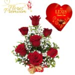 ARREGLO 7 ROSAS Y BOMBONES CORAZON