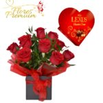 CAJA CUADRADA DE 10 ROSAS Y BOMBONES CORAZON