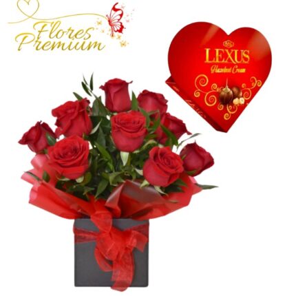 CAJA CUADRADA DE 10 ROSAS Y BOMBONES CORAZON