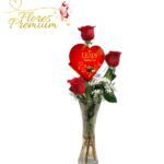 FLORERO 3 ROSAS Y BOMBONES CORAZON