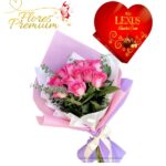 RAMO DE 12 ROSAS, FOLLAJE Y BOMBONES CORAZON