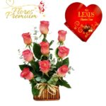 ARREGLO EN BASE DE 9 ROSAS Y BOMBONES CORAZON