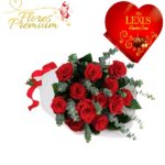 RAMO 12 ROSAS, FOLLAJE Y BOMBONES CORAZON