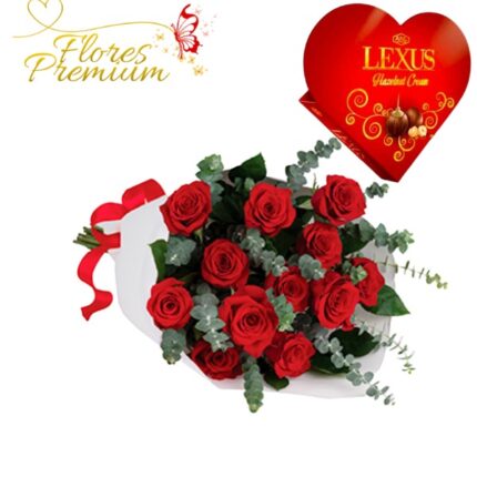 RAMO 12 ROSAS, FOLLAJE Y BOMBONES CORAZON