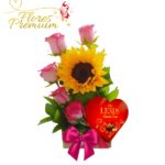 ARREGLO DE 5 ROSAS, GIRASOL Y BOMBONES DE CORAZON
