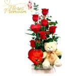 ARREGLO BASE MADERA, 6 ROSAS, PELUCHE 25CM, CAJA BOMBONES CORAZON Y TOPPER
