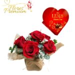 ARREGLO DE 5 ROSAS Y BOMBONES CORAZON