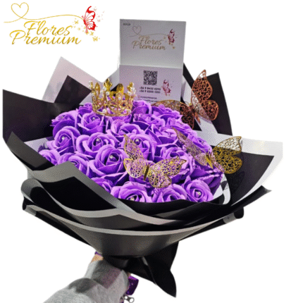 RAMO BUCHON DE 30 ROSAS JABON, MARIPOSAS Y CORONITA