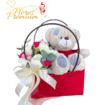 CARTERA AMOR CON 3 ROSAS, 3 CLAVELES, FOLLAJE, PELUCHE 25CM Y LAZO