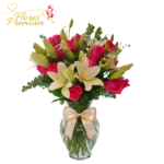 FLORERO DE 1O ROSAS, 6 LILIUM, FOLLAJE DE TEMPORADA Y LAZO