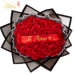 RAMO BUCHON CON 50 ROSAS JABON, MARIPOSAS Y CINTA
